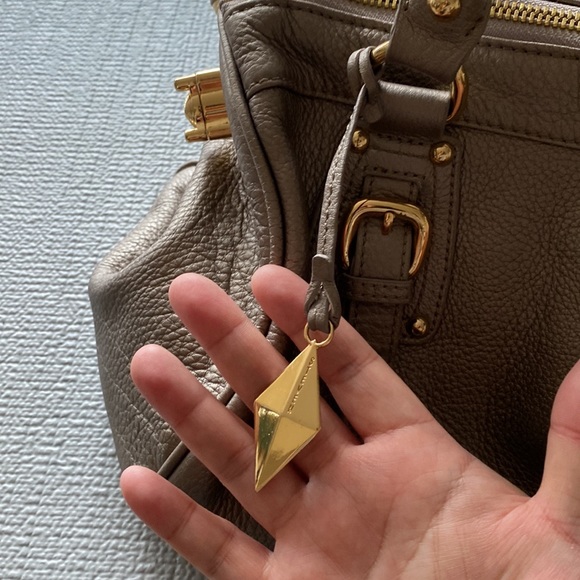 Steve Madden handbag silver tone with fun closure - Picture 5 of 8